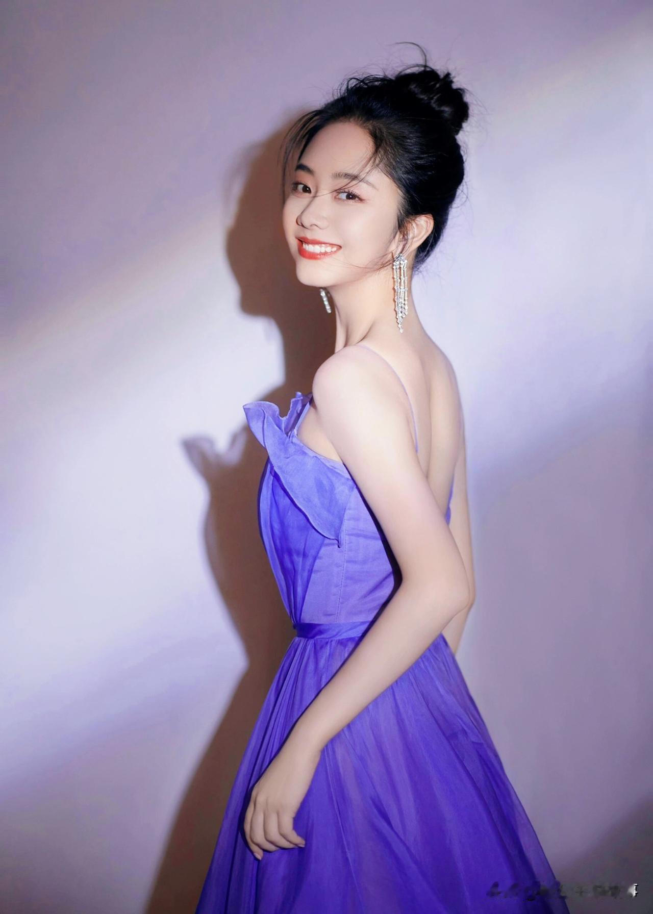 谭松韵身披梦幻紫罗裙，宛如从古老童话中翩翩走出的神秘公主，每一转都散发着甜美与迷