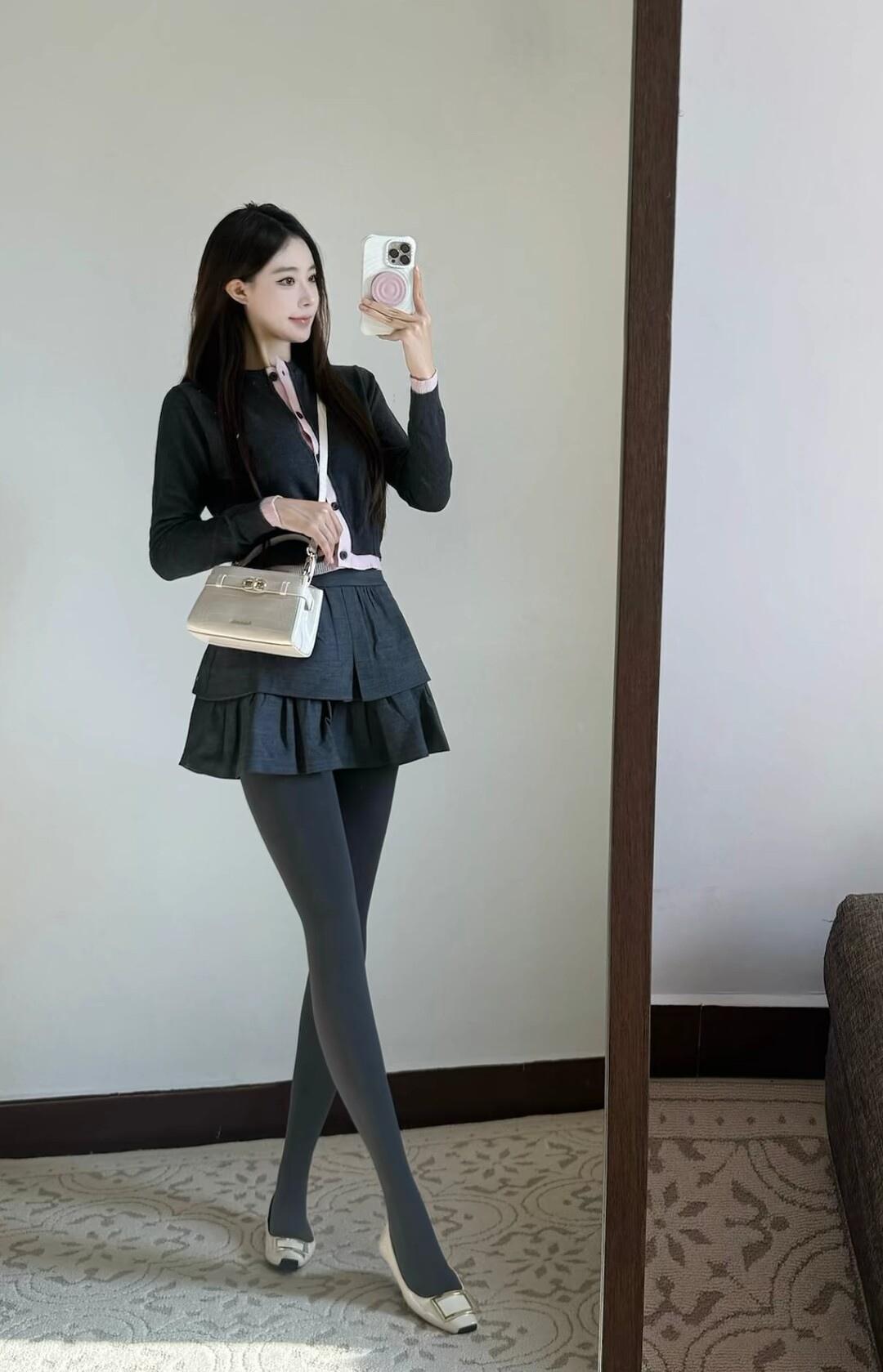 优雅穿搭指南：黑色连衣裙搭配米色高跟鞋，简约而不失时尚感。