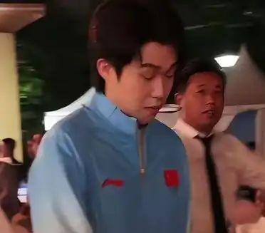还好莎莎没去，看把头哥热的、累的不行了！昨晚第20届亚运会中国体育代表团领奖装备