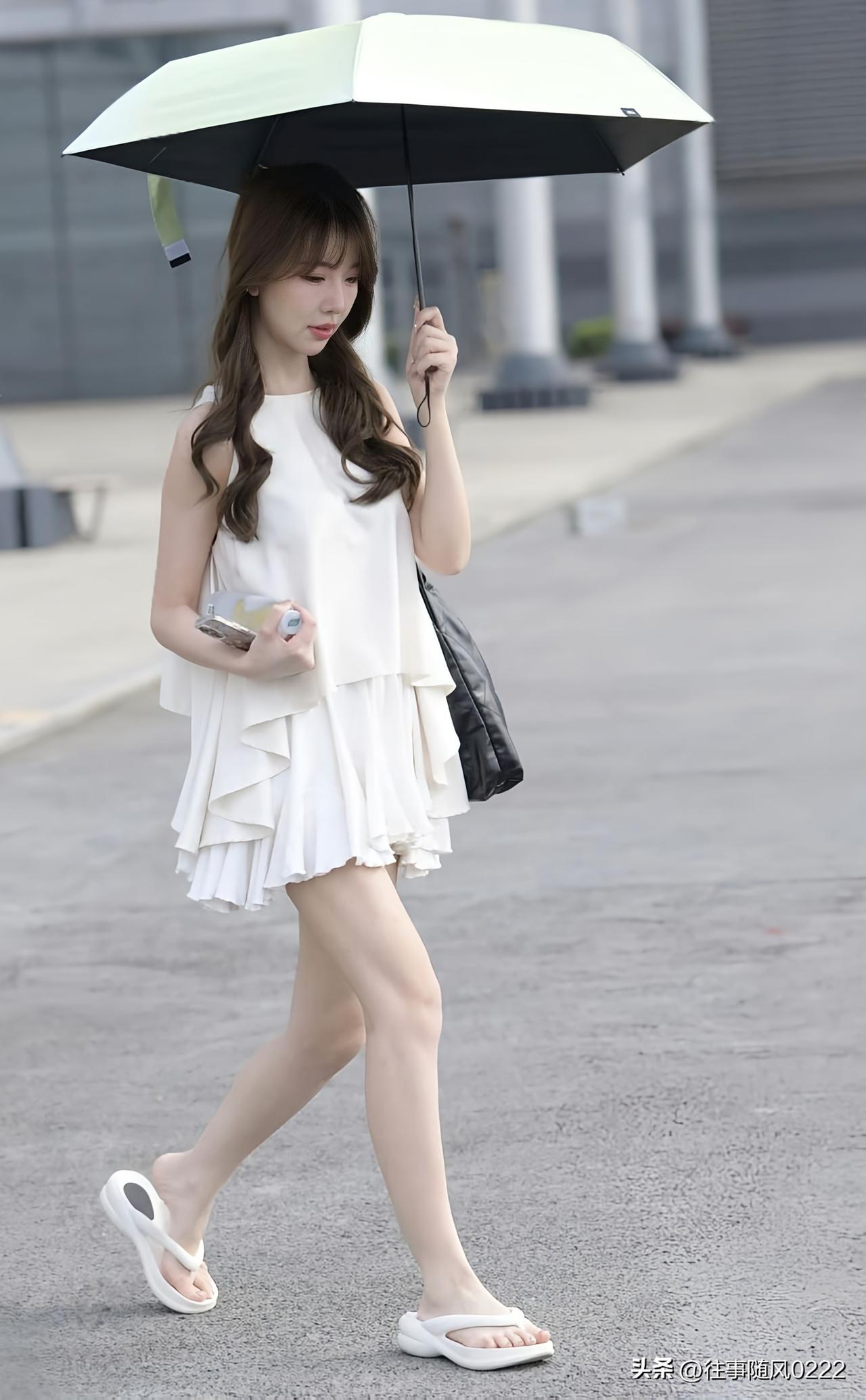 清新夏日穿搭，白色连衣裙搭配遮阳伞，轻松出行！🌞👗💃
