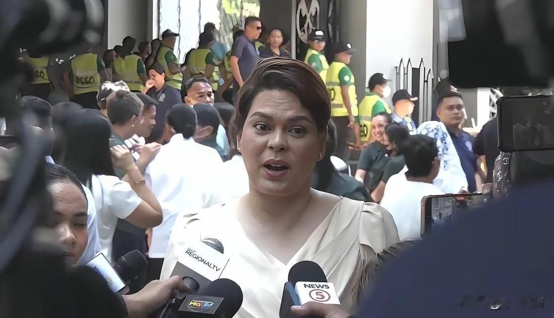 莎拉亲自陪同大哥保罗参加庭审，此前保罗在家酒吧与他人冲突，被指控“严重威胁罪”。
