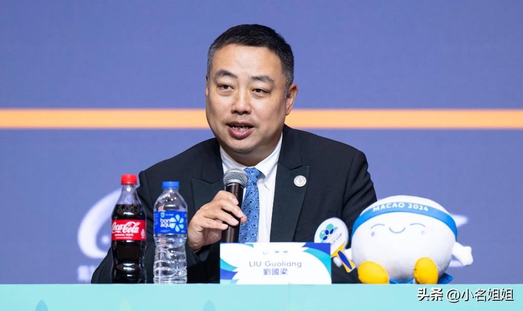 刘国梁卸任时说，

大家只看到他交出乒协主席的帅印，

却不知道在现实中他是这样