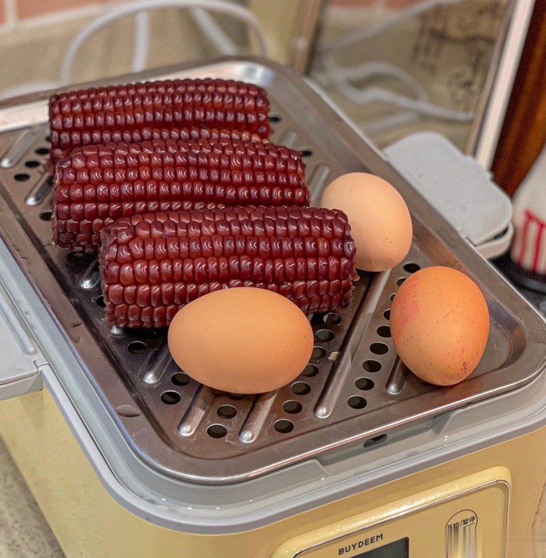 乔妹又又又没起来，早餐一起吃吧。有乔妹在，必须丰盛起来[哈哈]。玉米+鸡蛋标配，