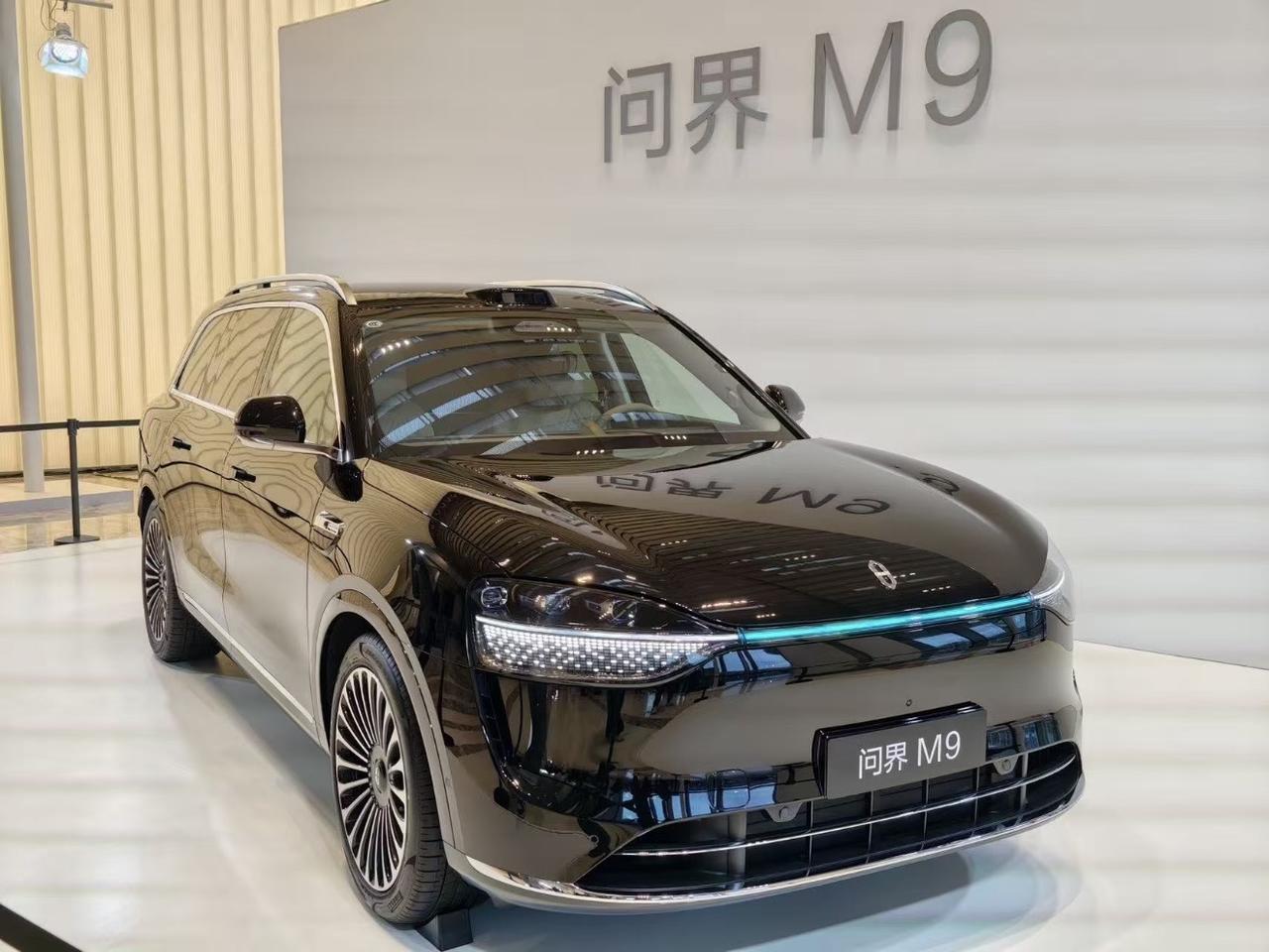 全新问界M9还是大六座王者啊
教授觉得这台车延续了之前的经典设计，比起新的M7、