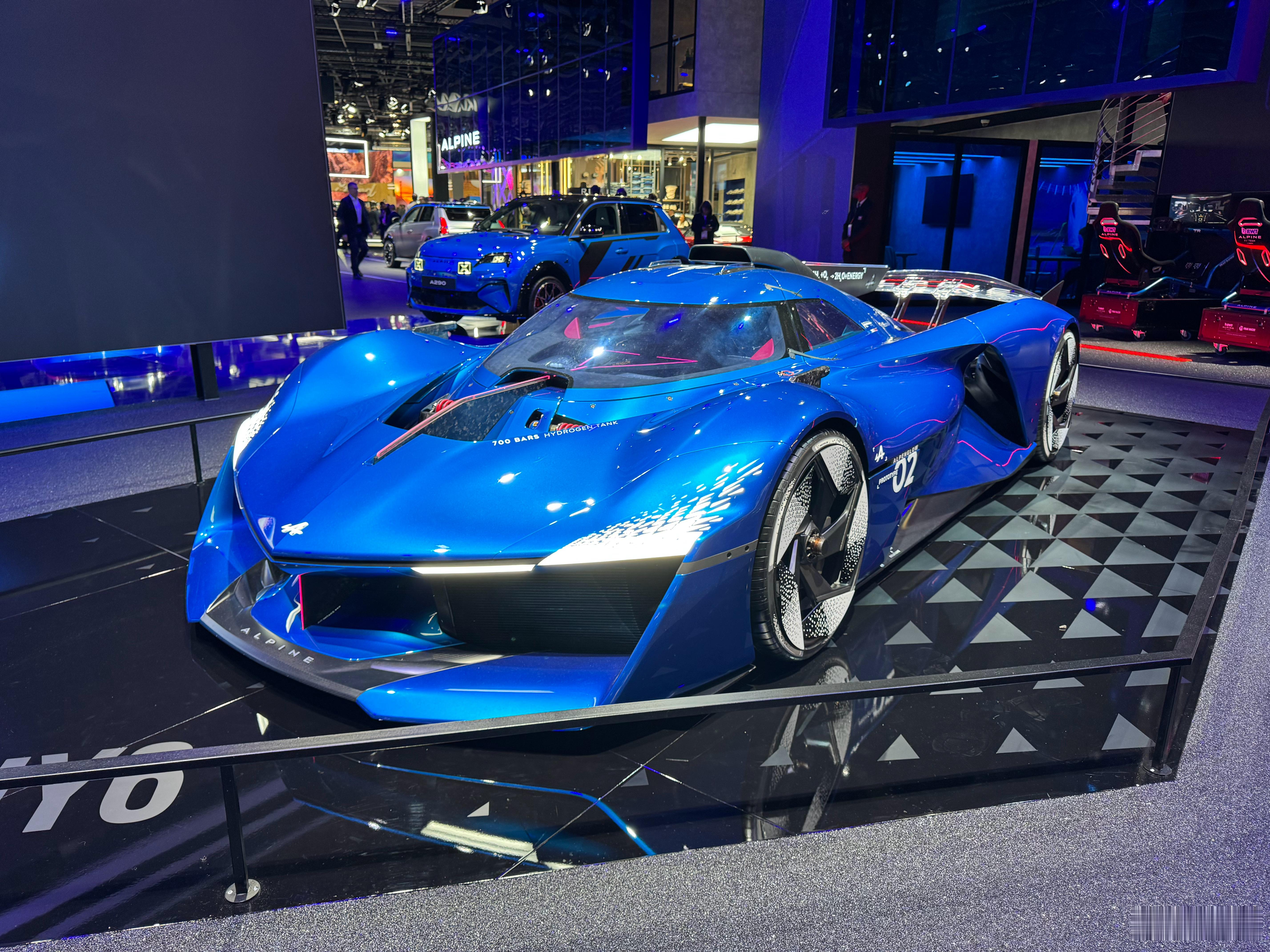 巴黎车展跟国内还真是完全不一样，不仅一个车模都没有，连女的都少，而且几乎没有年轻