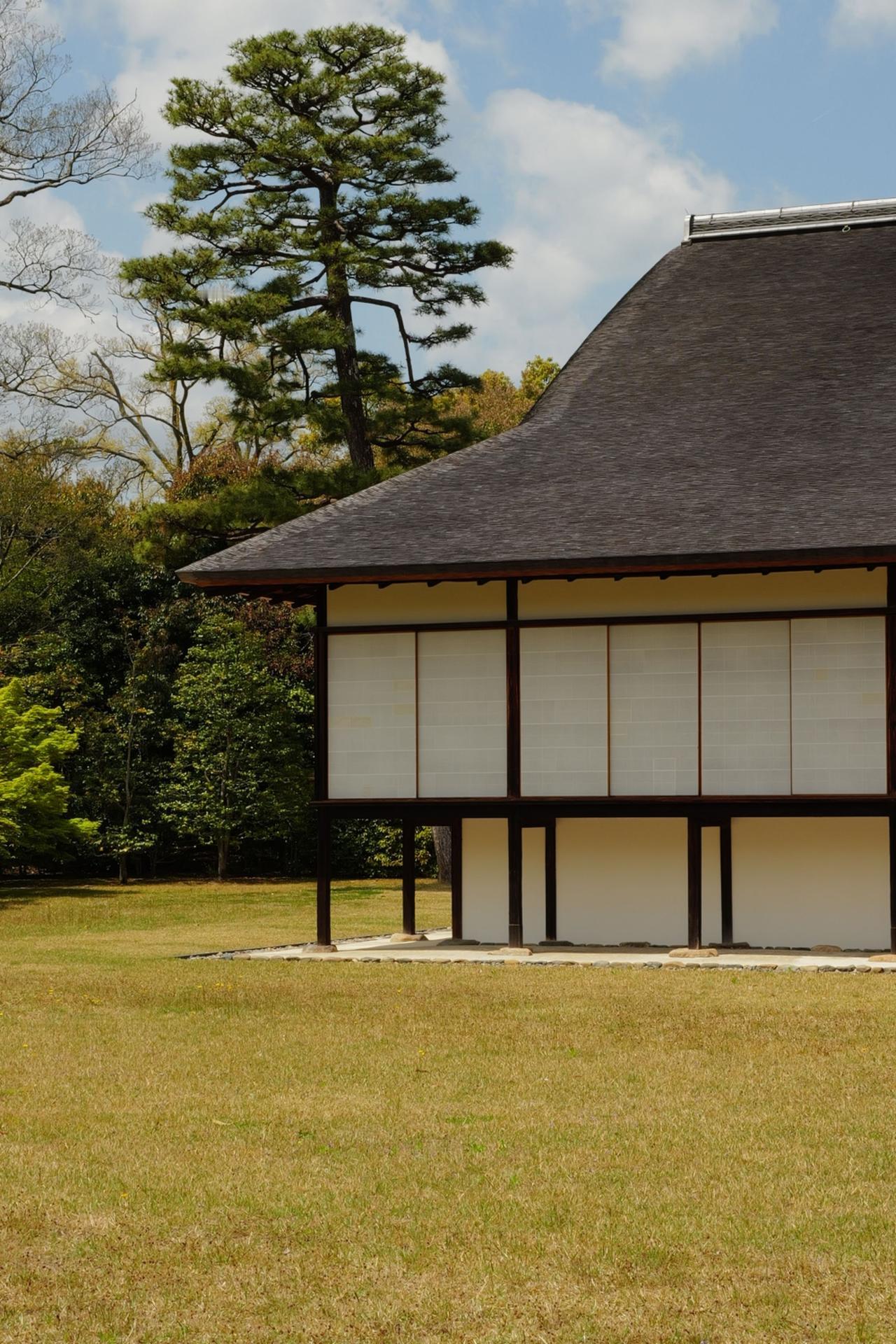 日本茶室中柱虽无实际承重功能，却通过自然材料的原始形态（带皮树干、弯曲木料）与仪