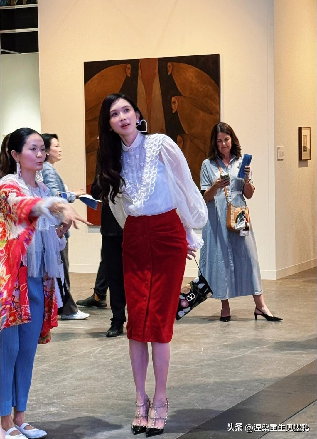 网友在香港巴塞尔艺术展上邂逅了林志玲！还通过镜头捕捉到了林志玲的精彩瞬间。
照片