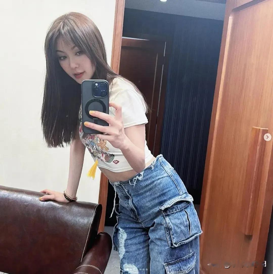 香港最后一个少女薛凯琪，网红妆容p图p到认不出。
