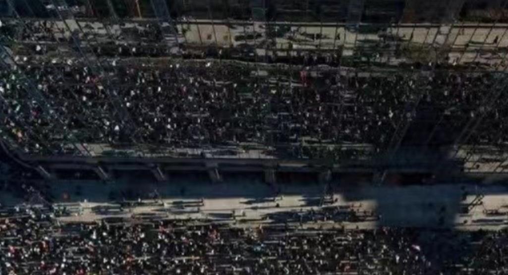 我同事的弟弟在美国当公务员，
他昨天打电话跟他哥说，
美国现在全乱套了，超2亿人