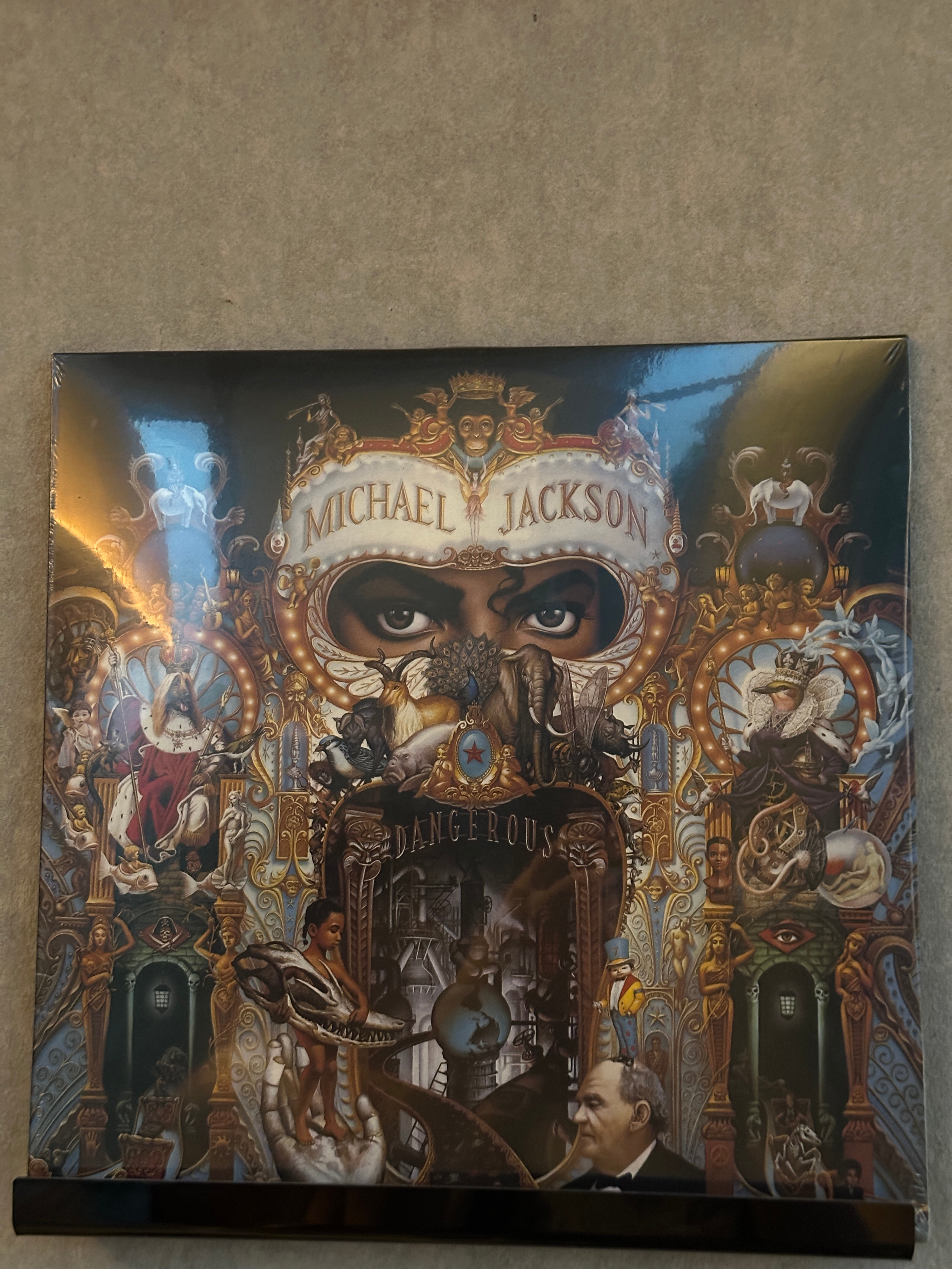 赣州好几个咖啡店都有MJ的专辑 有眼光哈[思考] ​​​