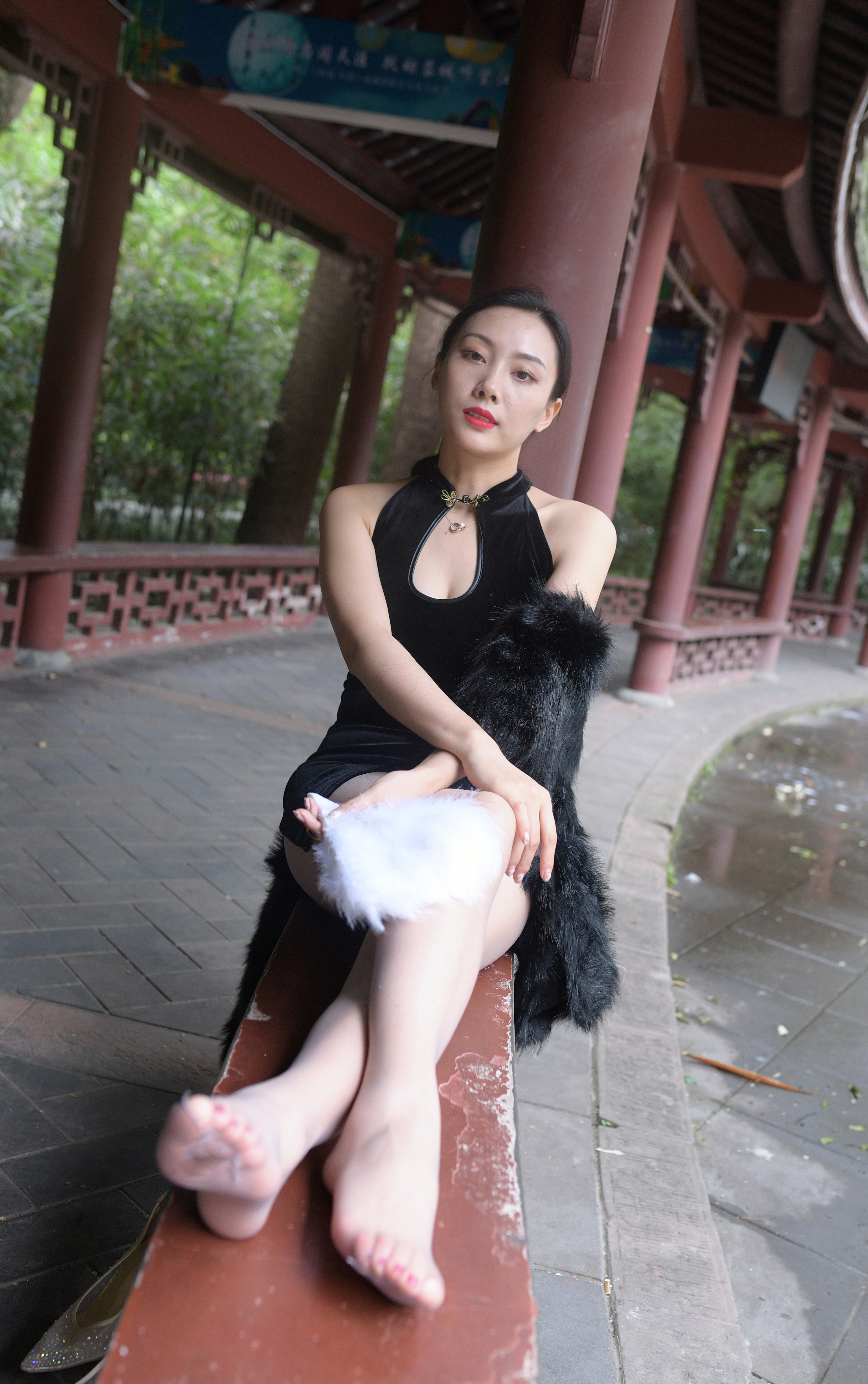 辣妹的旗袍裙 ,  韵味十足 !!