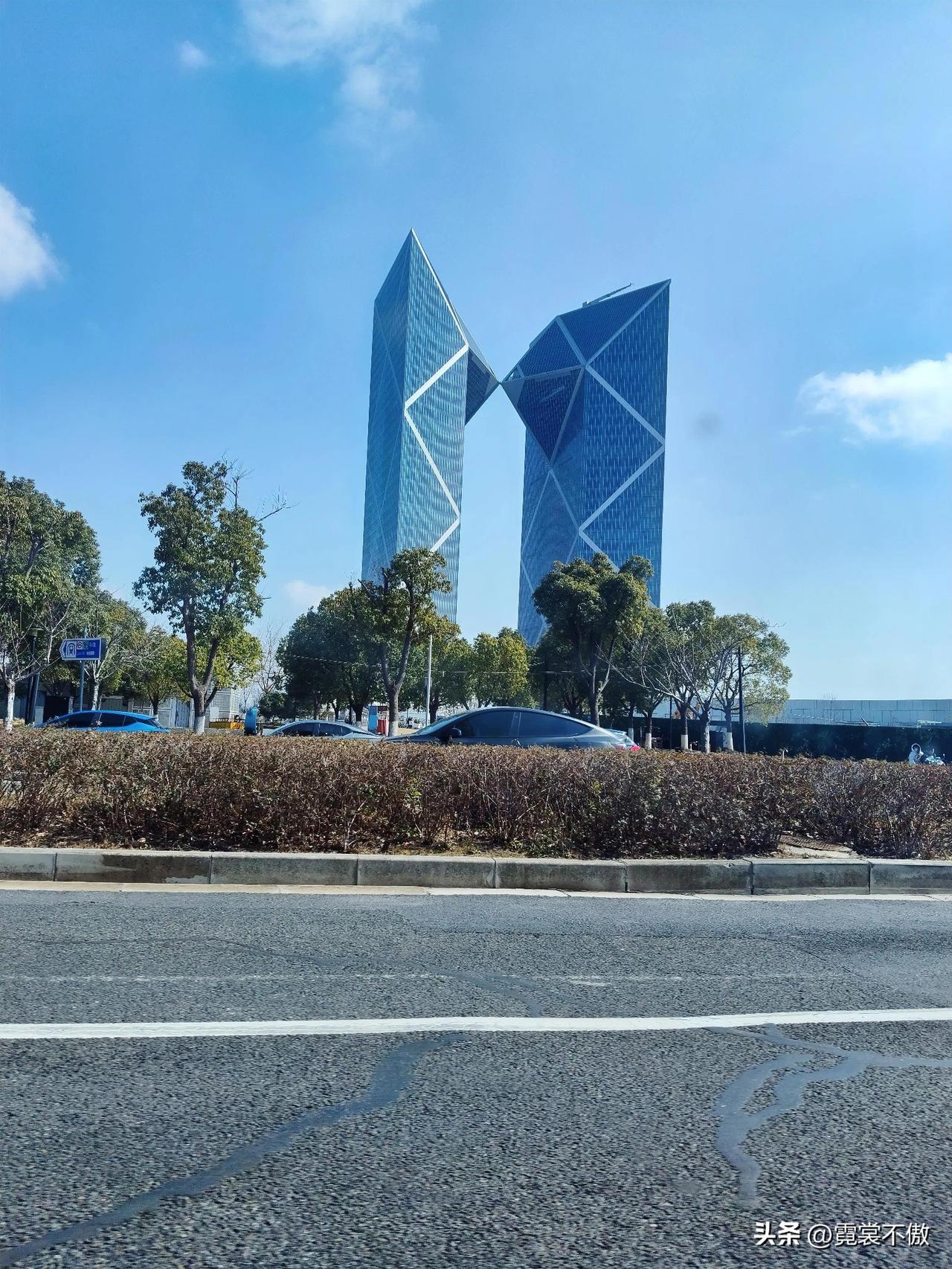晒图笔记大赛临港新城的标志性建筑，像不像两个亲吻的爱人？