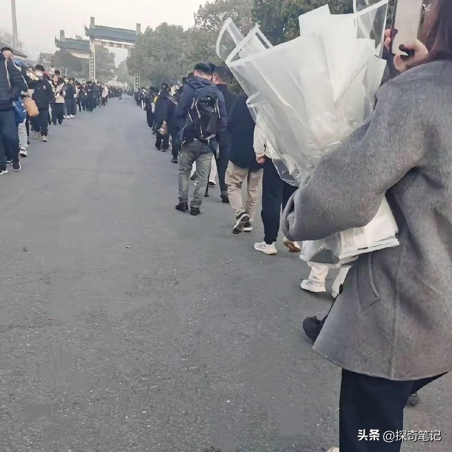 张雪峰——一个做咨询的老师，凭啥让那么多人排队送行，还得麻烦交警来维持秩序？
