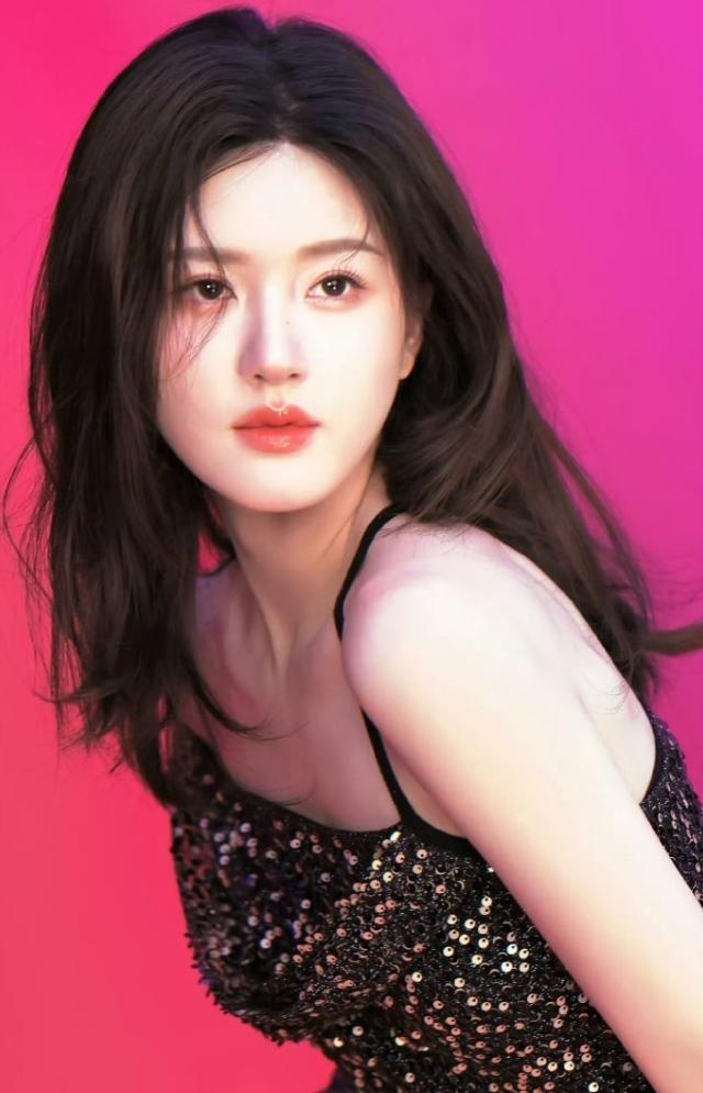 赵露思杂志《ELLE》即将官宣
作为95花TOP之一，赵露思此前竟然只解锁了一本