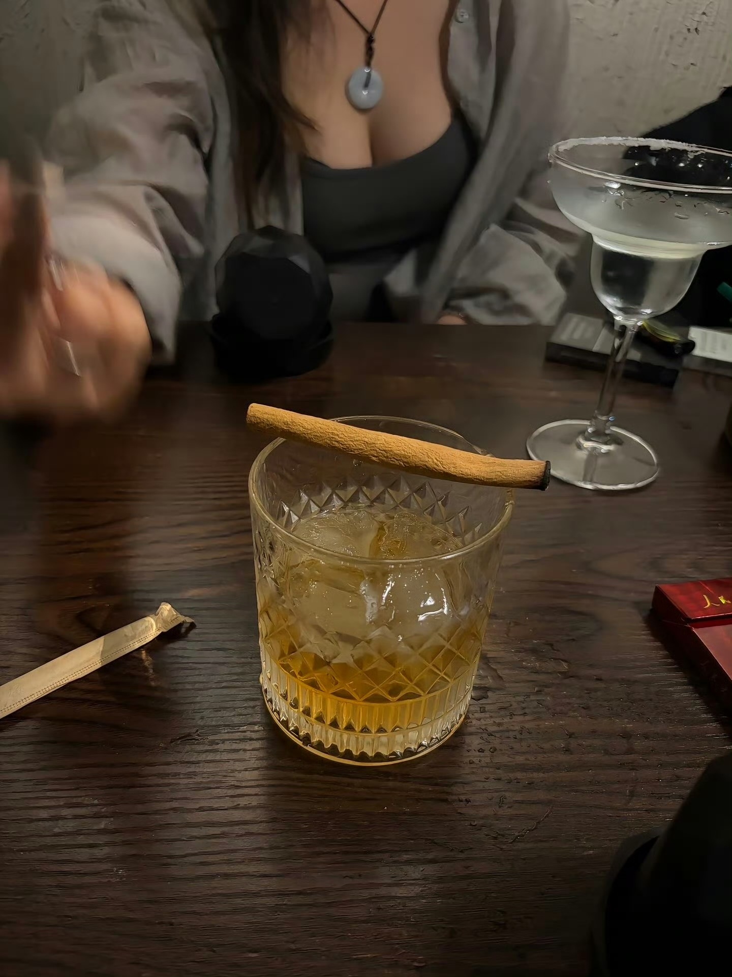 能让我低头的只有手里的饭碗，能让我弯腰的只有地上的钱。 