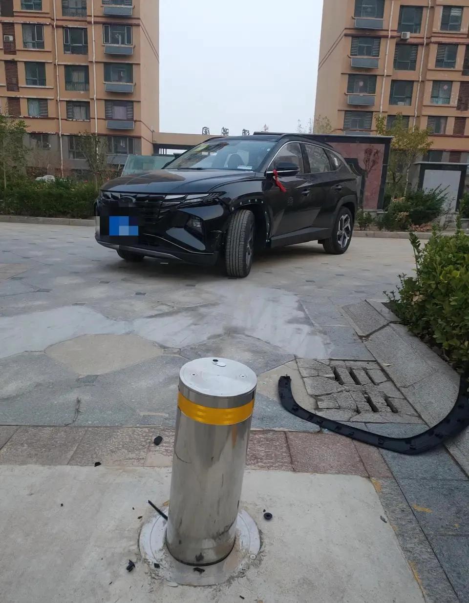 大家帮我出出主意，前一天晚上这个伸缩桩在地下，第二天天不亮就出门结果撞上了，九月