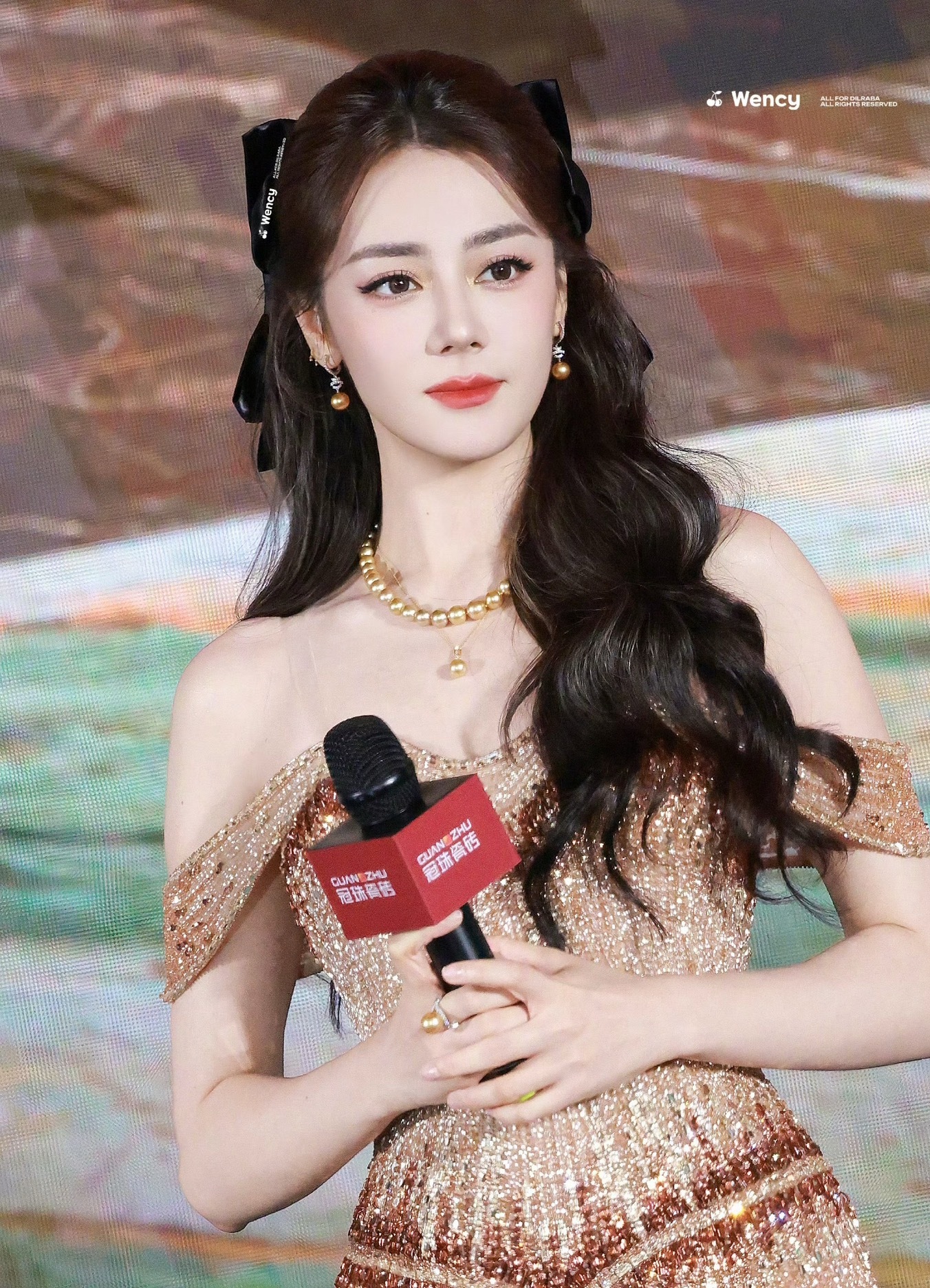 完全演我看迪丽热巴！这么美谁看谁不迷糊主持人看迪丽热巴的眼神