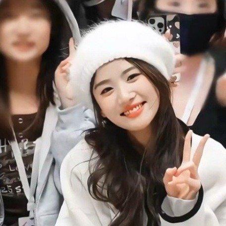 卢昱晓跪地表态双向奔赴 这波真诚宠粉戳中内娱痛点
 
内娱终于有不装的活人互动了