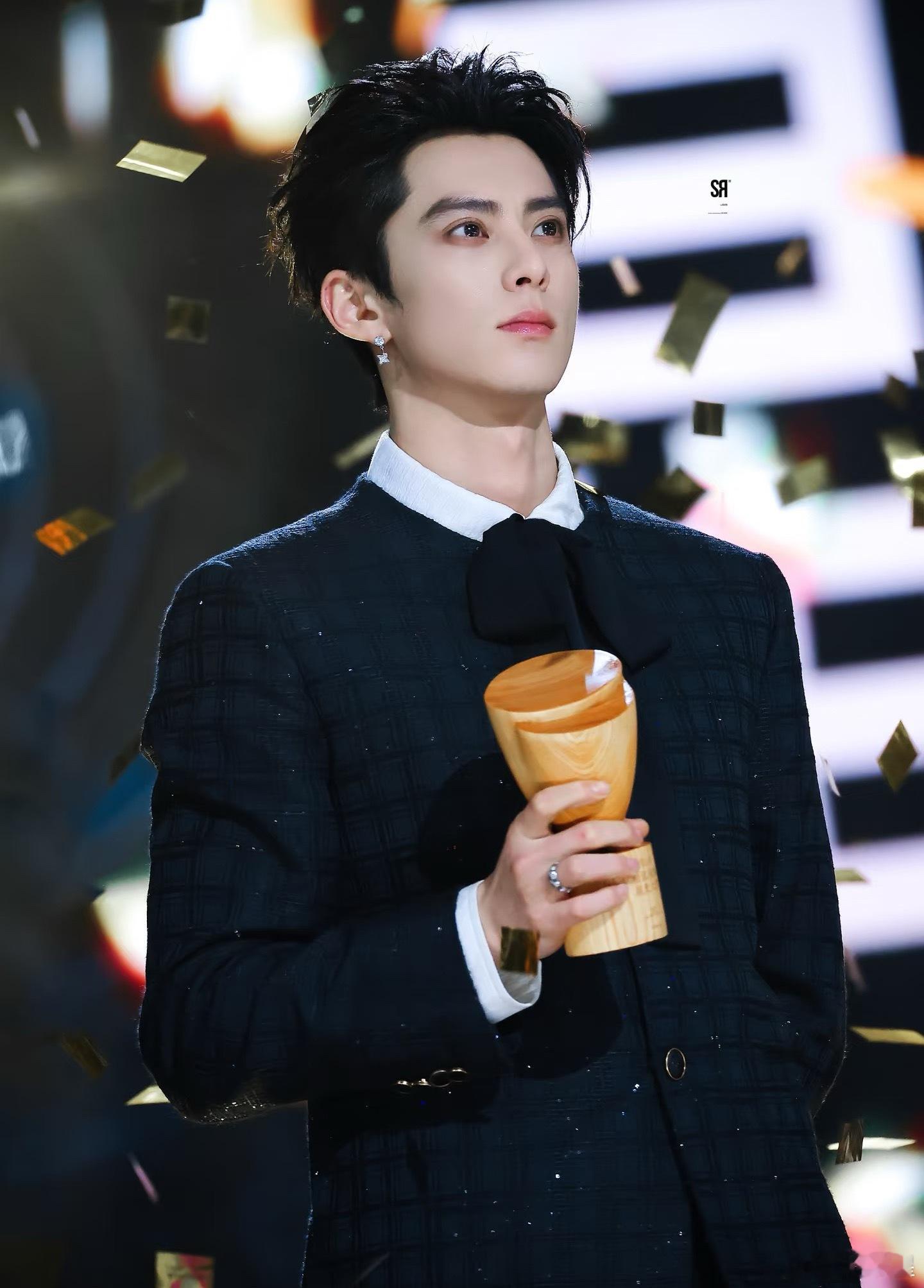 王鹤棣站姐神图这一块真的拍的太好看了吧 