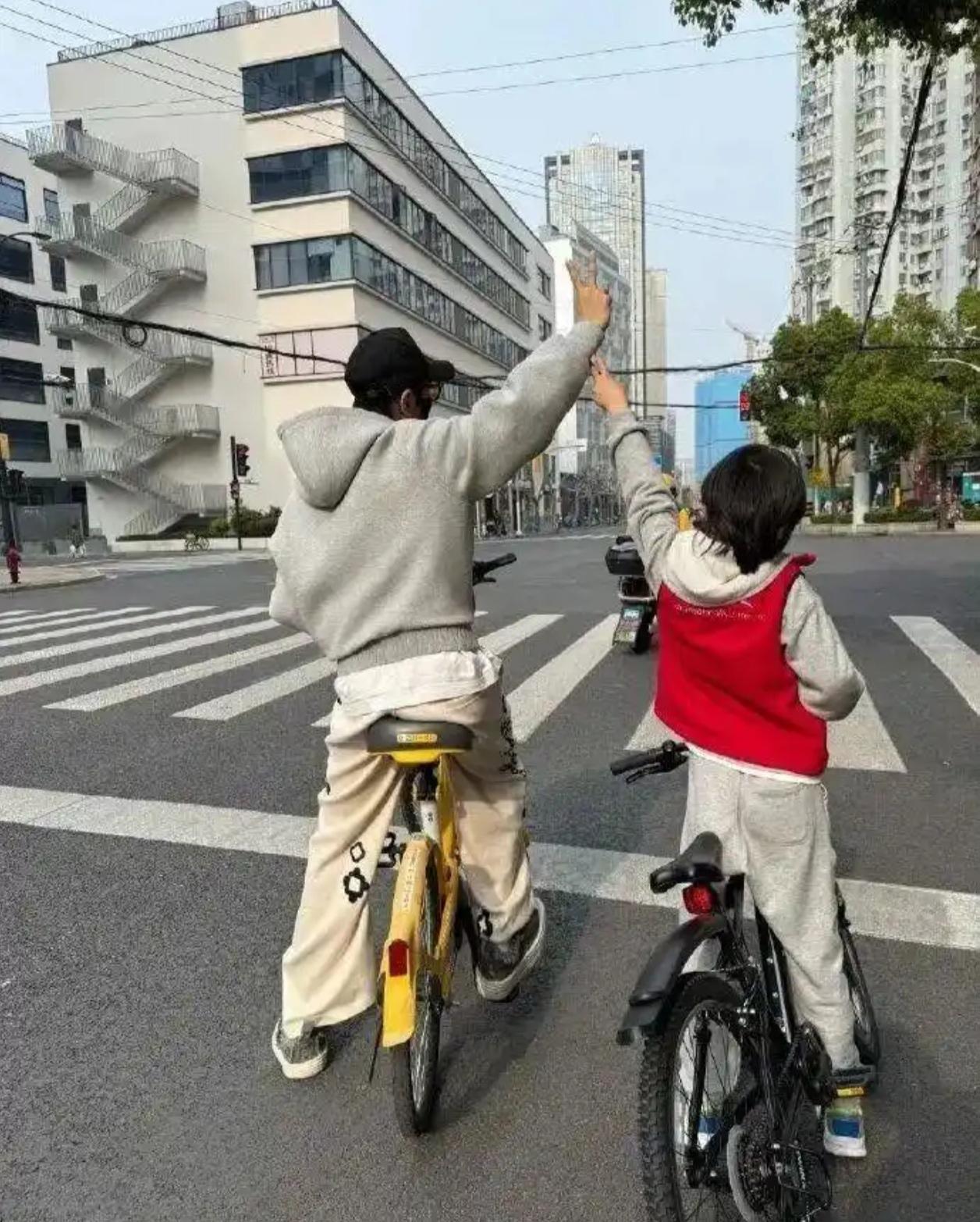 🚲 黄晓明晒娃翻车！带9岁儿子骑行被指违法，本人道歉：已去交警部门接受处罚
