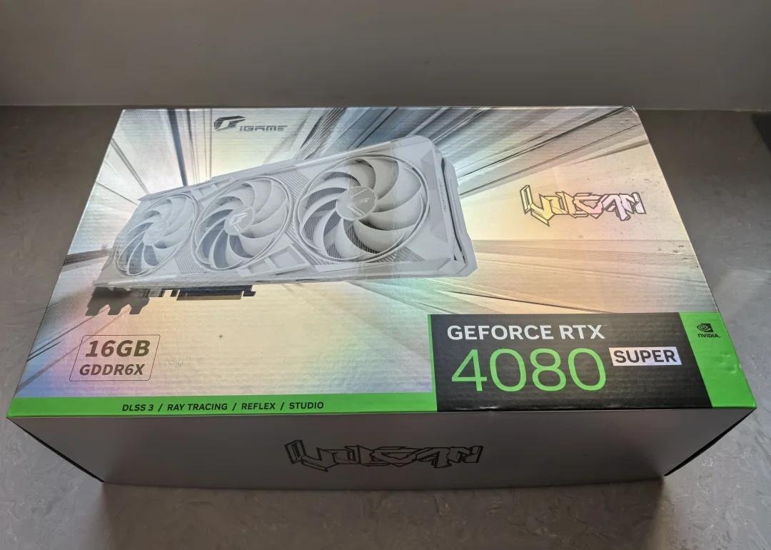 出一张大全套火神
几乎全新的4080s白火神 颜值依旧没话说 非常漂亮 做工一级