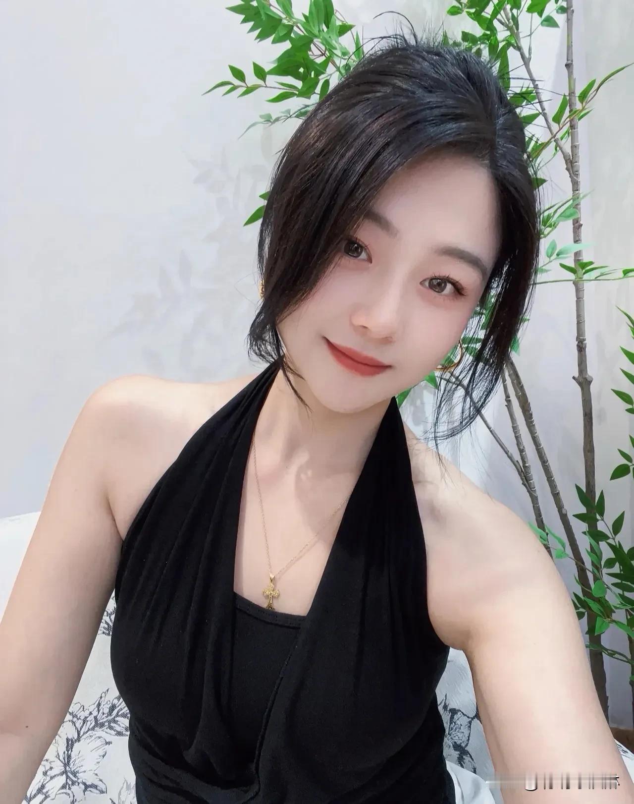 优雅不止于外表，更在举手投足间。  
穿搭简约，自信绽放，  
生活处处是风景，