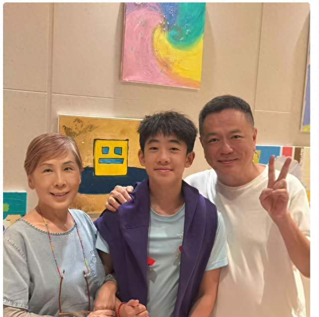 陈小春儿子Jasper出国留学，最舍不得的原来是他们……