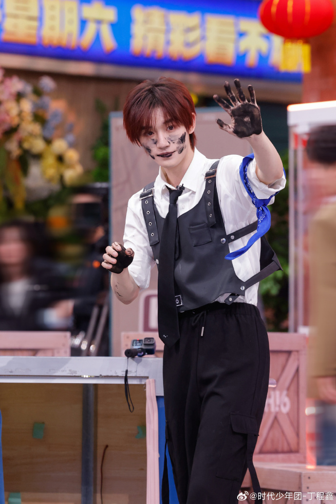 丁程鑫颜值抗打认证 路透都这么帅，正片肯定更绝！脸脏了也难掩帅气，坐等你好星期六