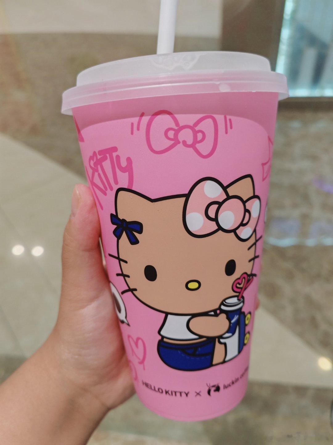 瑞幸新出的Hello苹果茉莉 酸酸甜甜的 好喝 是甜姐喜欢的kitty～🐱 