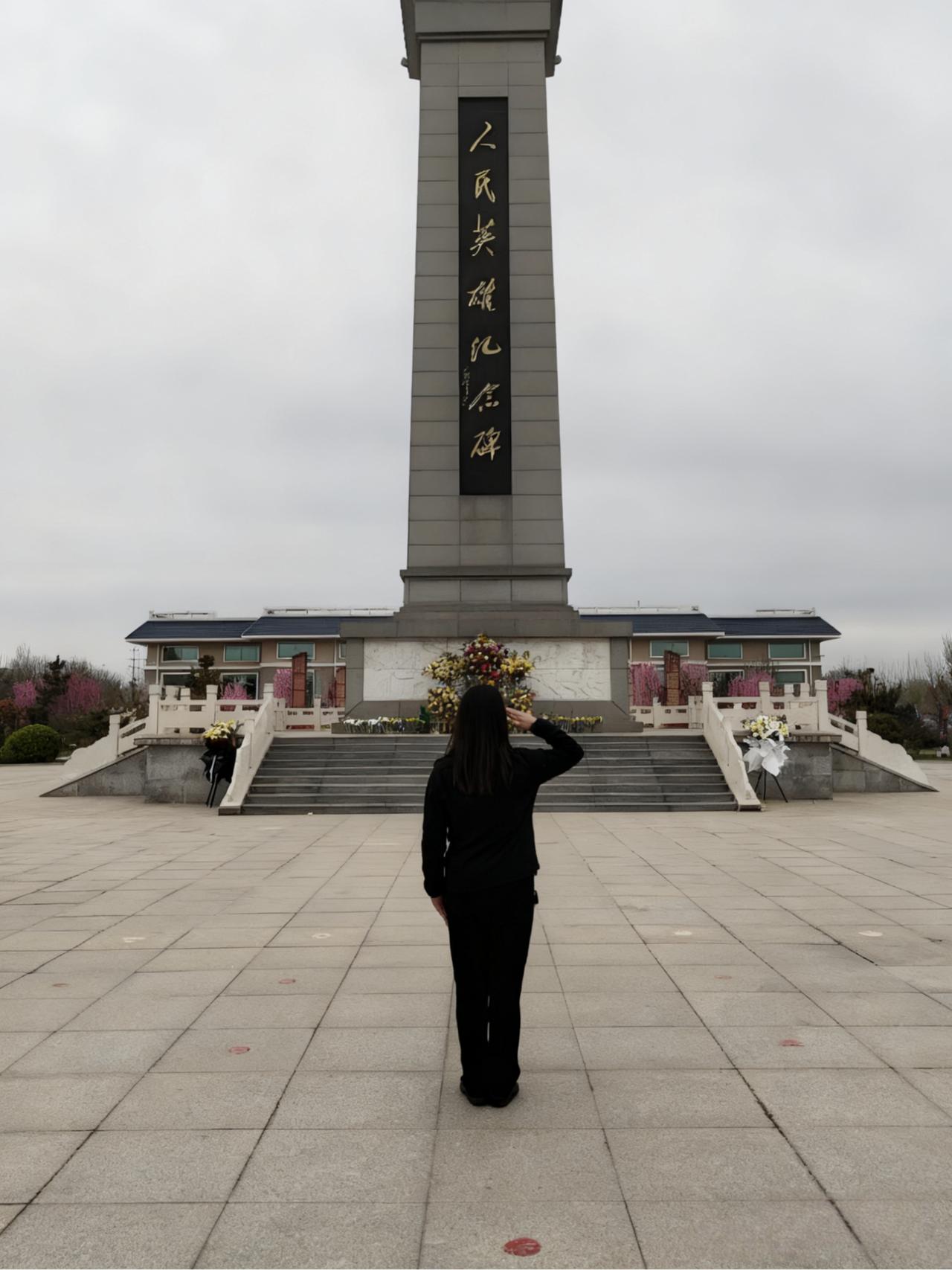 盛世颂

山河无恙盛世开，

九州春盛满庭芳。

万家灯火映富强，

山河锦绣簇