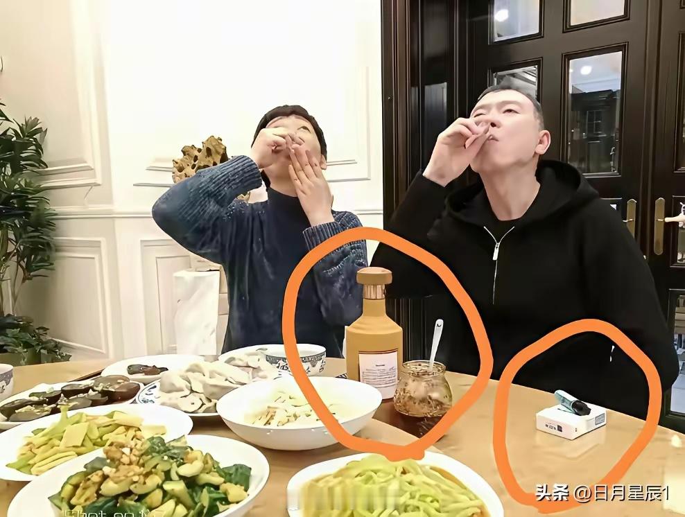 冯小刚和徐帆在家对饮的场景，他们竟然喝的是大几千元的茅台，却配的是20多元的香烟