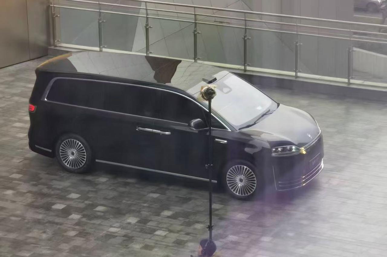 【智界V9实车曝光！贯穿格栅造型霸气，尾灯酷似尊界】前不久鸿蒙智行正式官宣首款M