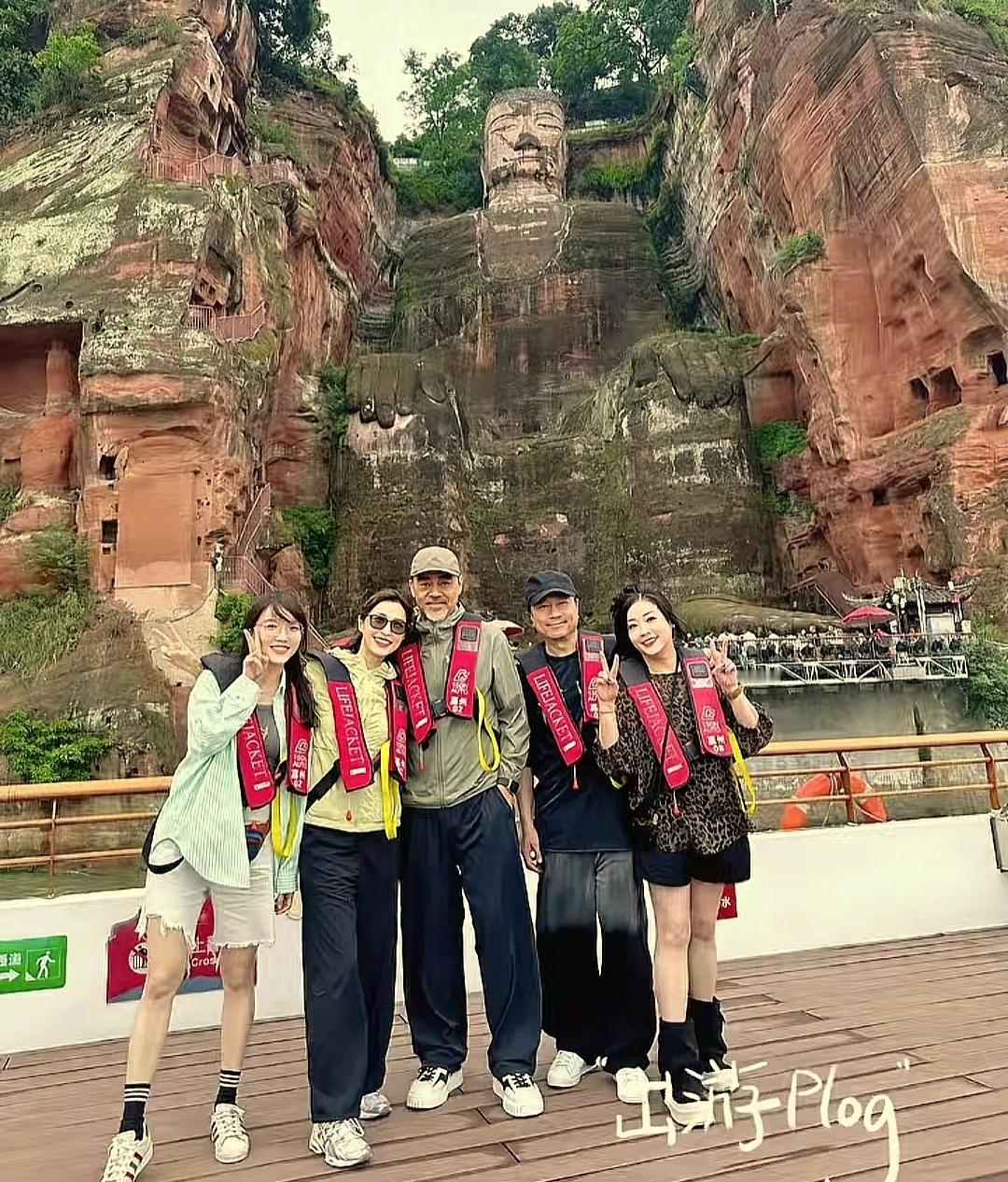 打卡夏天里的大美中国刘青云和黎耀祥两家人前段时间来四川旅游，后面刘青云把胡子刮了