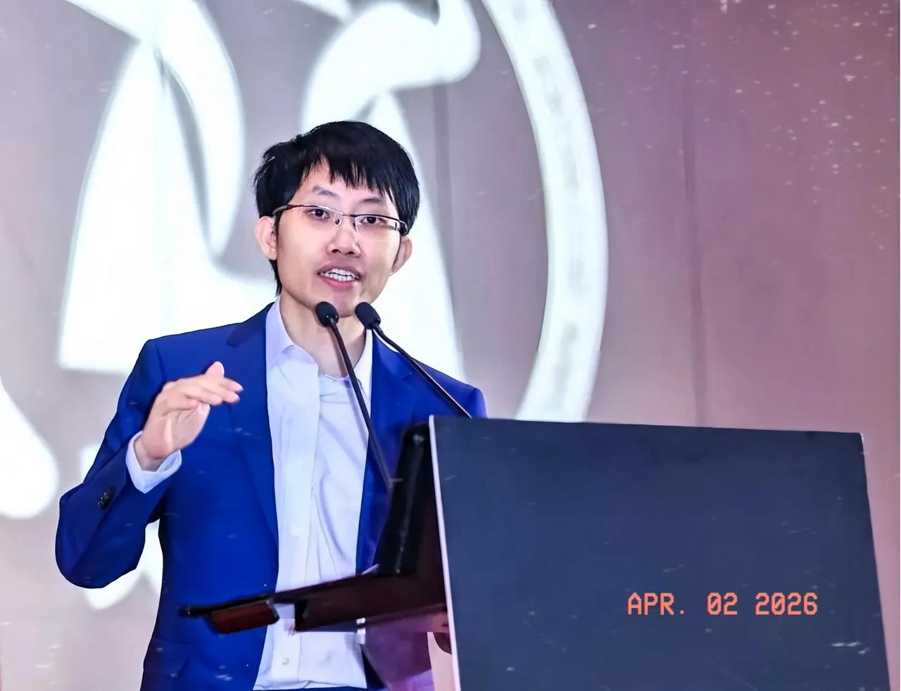 梁文锋这事儿一曝光，我心里反倒踏实多了。
以前总觉得炒股亏钱，是自己本事不够、认