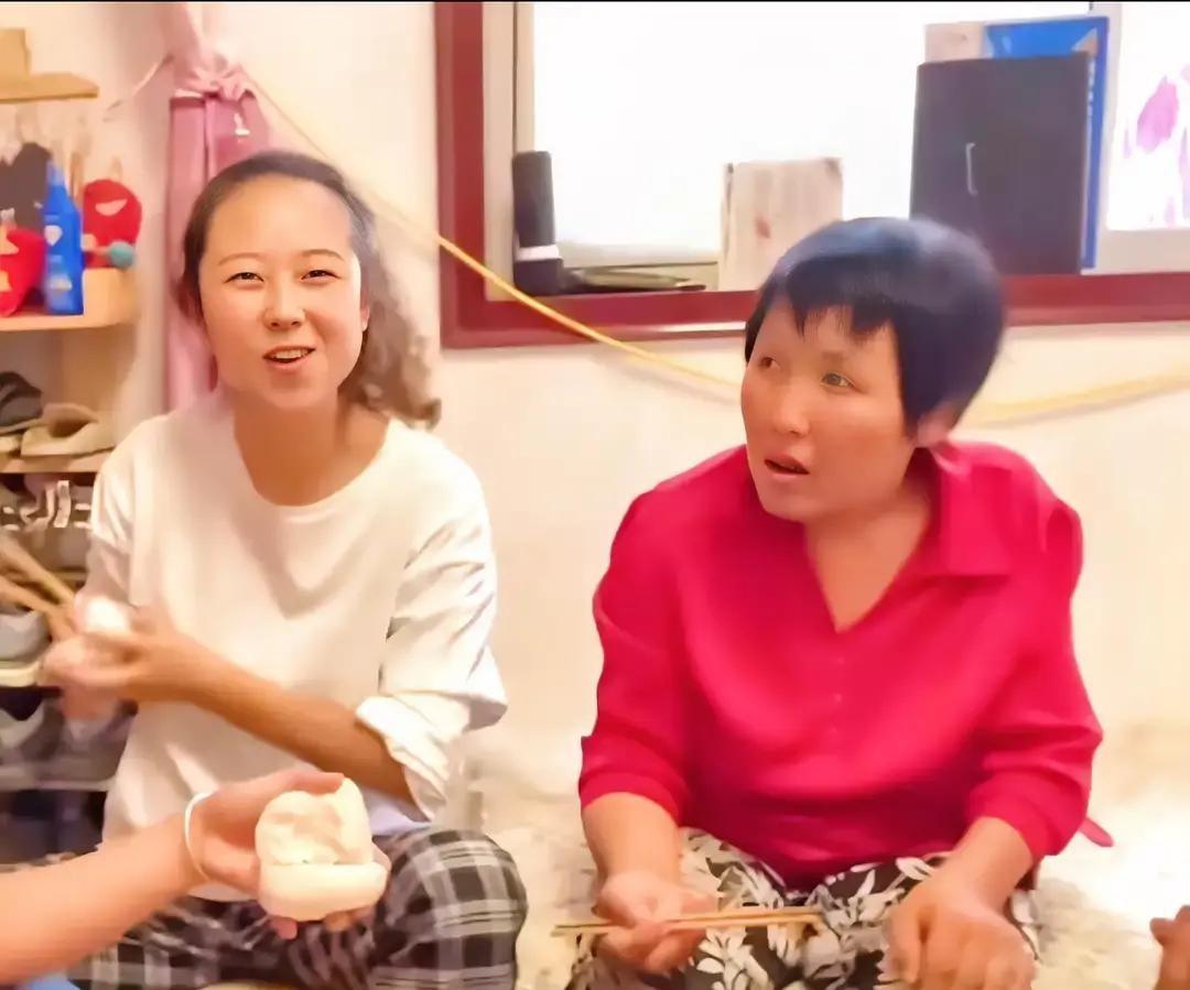 二胖一家十年前的过年视频被扒出来，全家瘦得跟竹竿似的，玛丽穿件红棉袄都能晃荡。