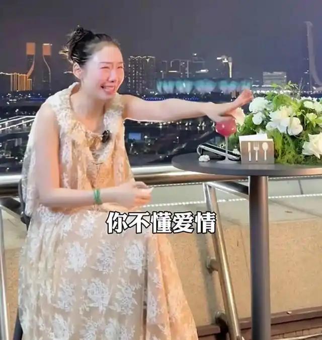 刚刷到陈露时隔五年再度回应与霍尊的视频。她主要强调了两点：第一，她没有犯罪记录，