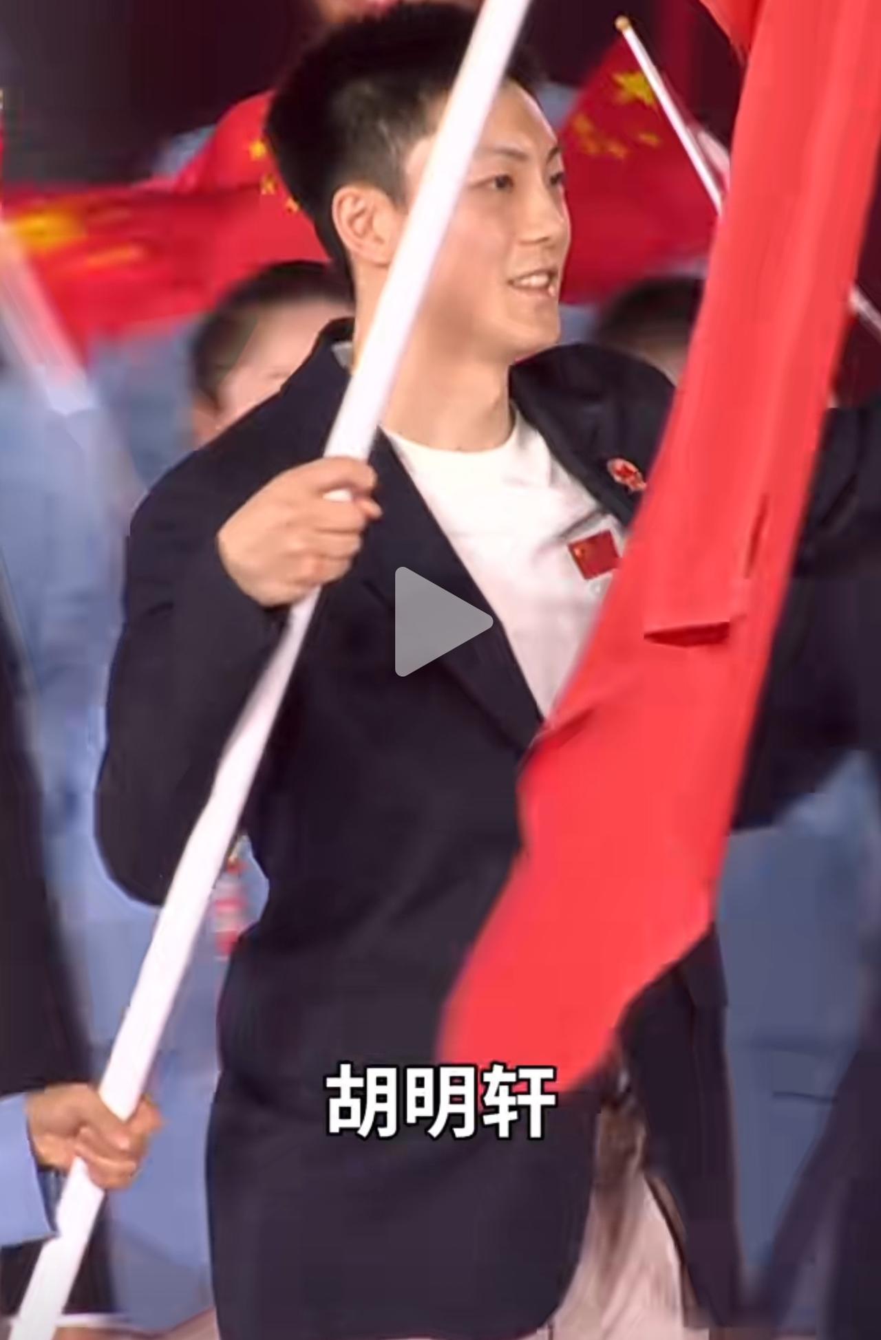 亚运会男篮惨败，但是胡明轩依旧担任代表团旗手？这是何等殊荣？