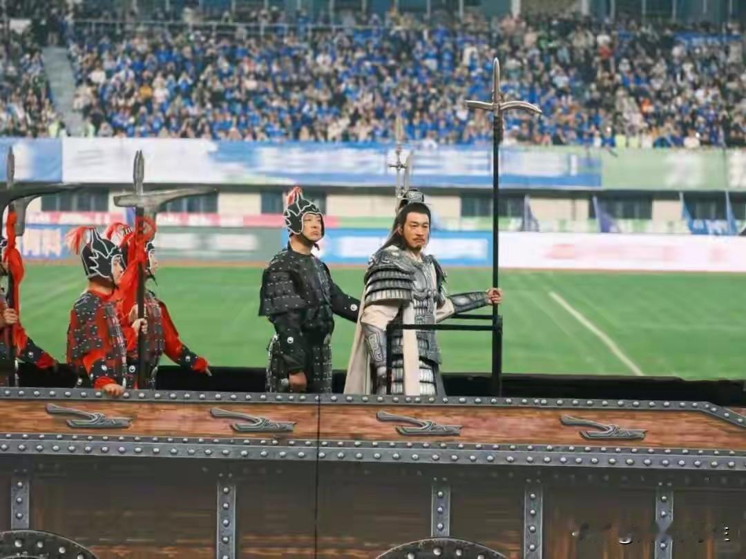 楚霸王项羽来也！
苏超必火！
当年没有回江东的霸王，回来了。
江东子弟多才俊，卷