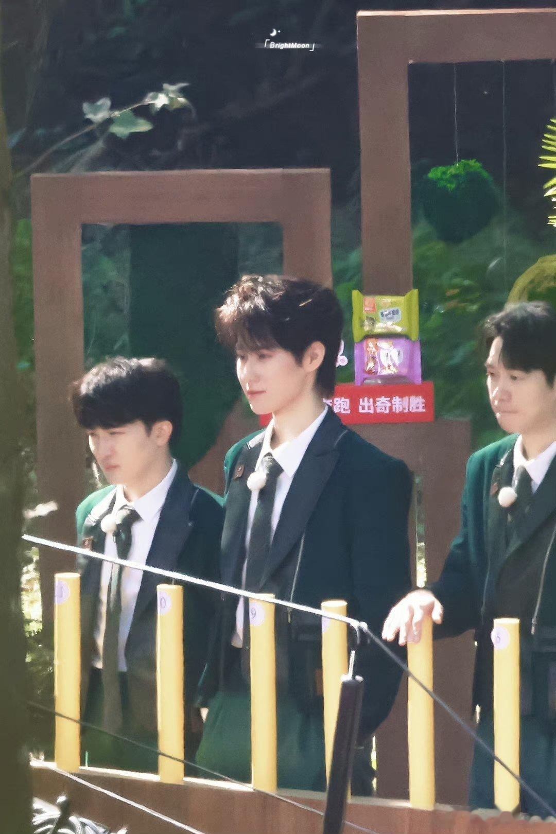 #张真源奔跑吧学院风路透##张真源奔跑吧绿色校服造型#[抱一抱][抱一抱][抱一