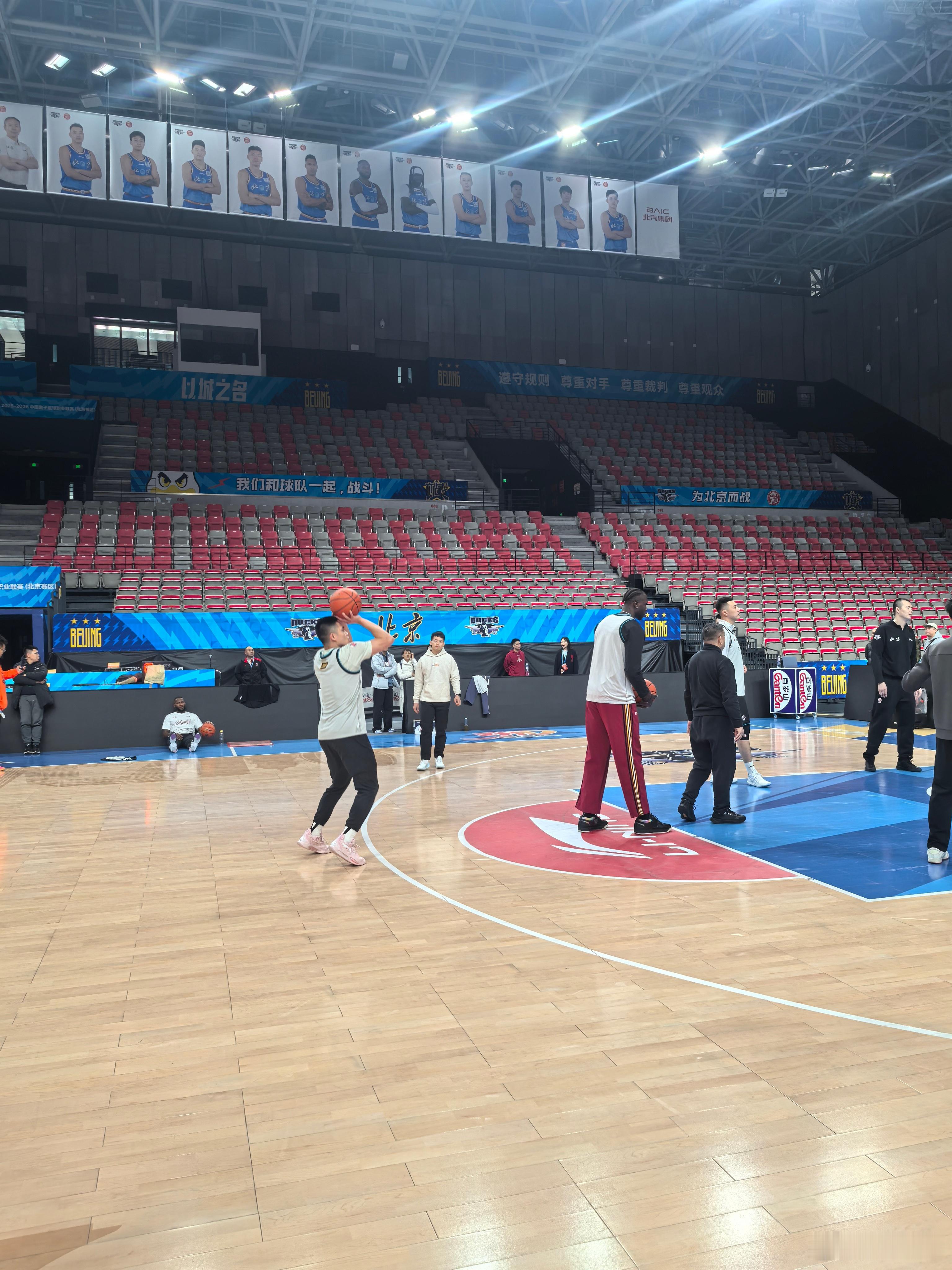 北京首钢 凡博的左手手指前两天遭遇脱臼，盈骏的鼻子多少还有点呼吸困难，所以今晚，