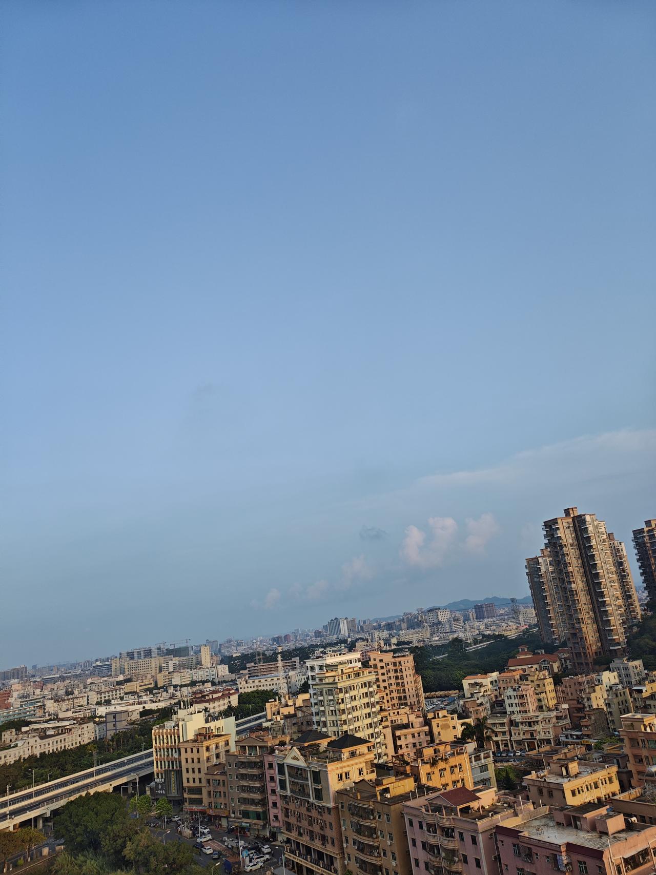 今日份天空♥️今日深圳晴天，今日份天空很美，一大早拍到的蓝色的天空！