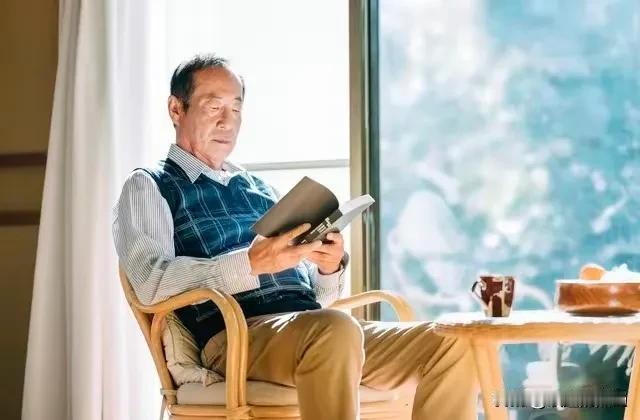 以欣赏心态看事，事事皆妥帖可靠。
以感恩心态看人，人人皆为我而笑。
情绪依心态而