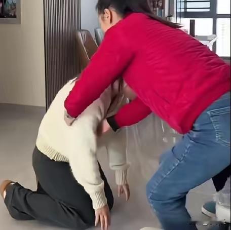 11月16日，湖南一女子因丈夫外面有人，无奈和丈夫离婚，离开家时跪别公公和婆婆，