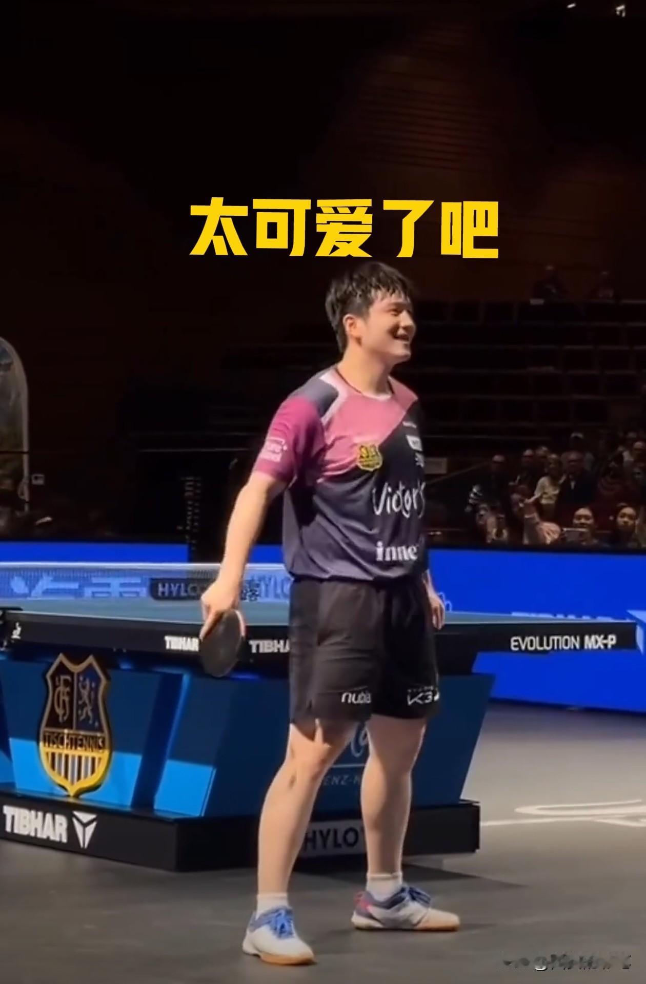 樊振东这萌萌哒的动作，太有型了，憋不住笑了[呲牙]
瞧，今晨欧冠的16进8决赛，