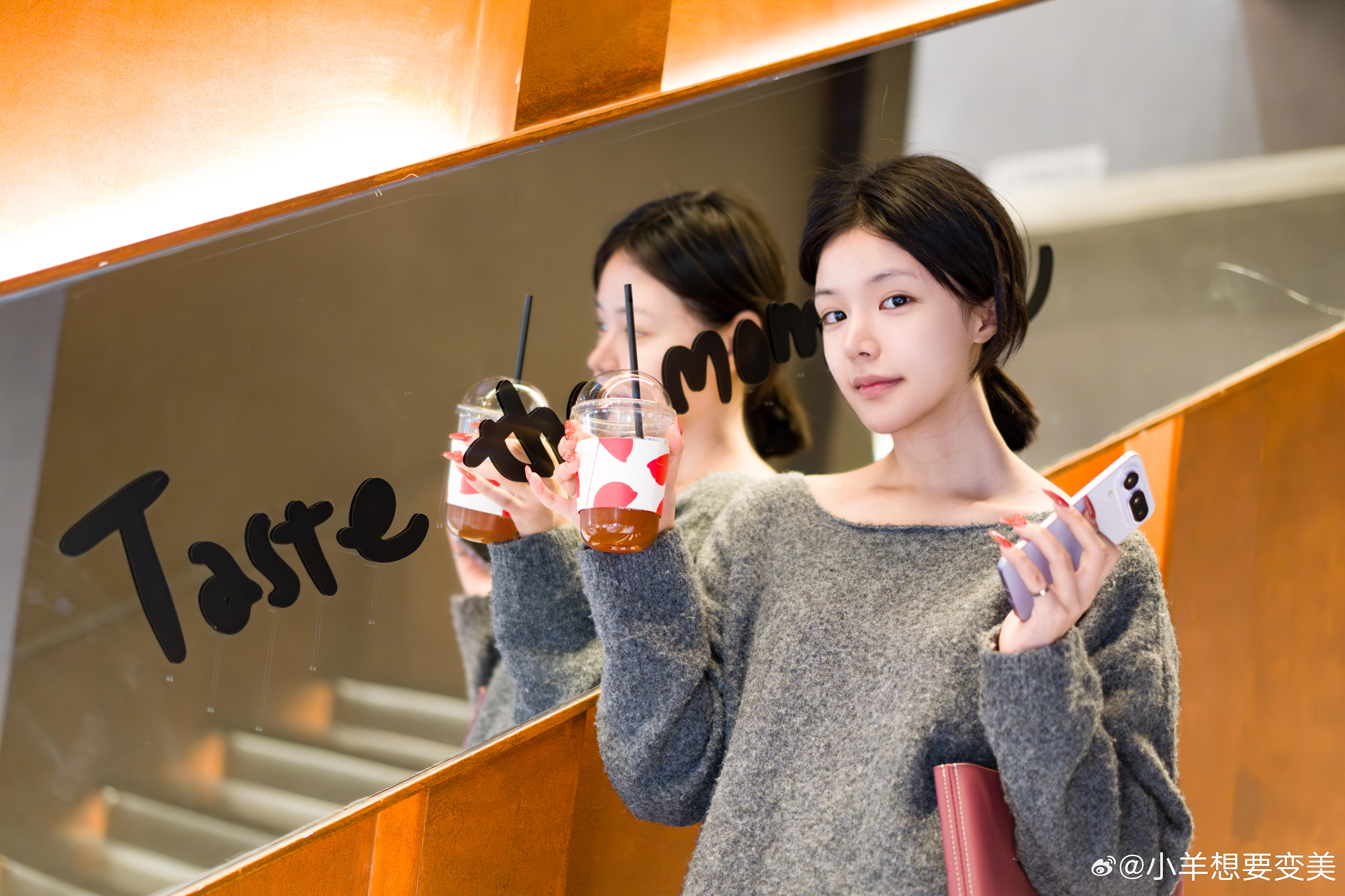 被这款紫色手提包种草了 表面是那种比较磨砂的质感 温柔紫调显贵又耐看 拎上气场瞬