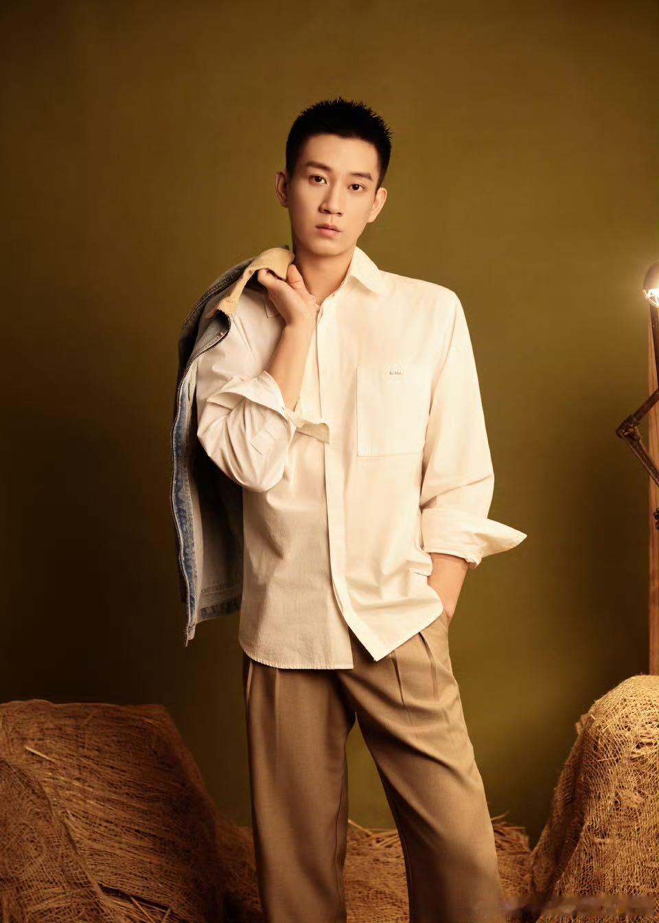 王子奇坐在草堆里就出片了王子奇坐在草堆里都能拍出大片感！普通场景全靠颜值和表现力