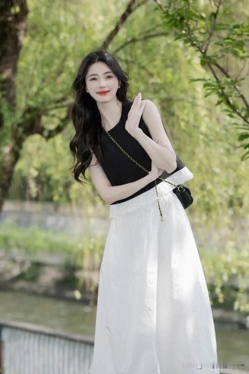 女人约会穿裙子，暗示可多了。
从视觉上，裙子能烘托出女性柔和的气质，和约会松弛柔