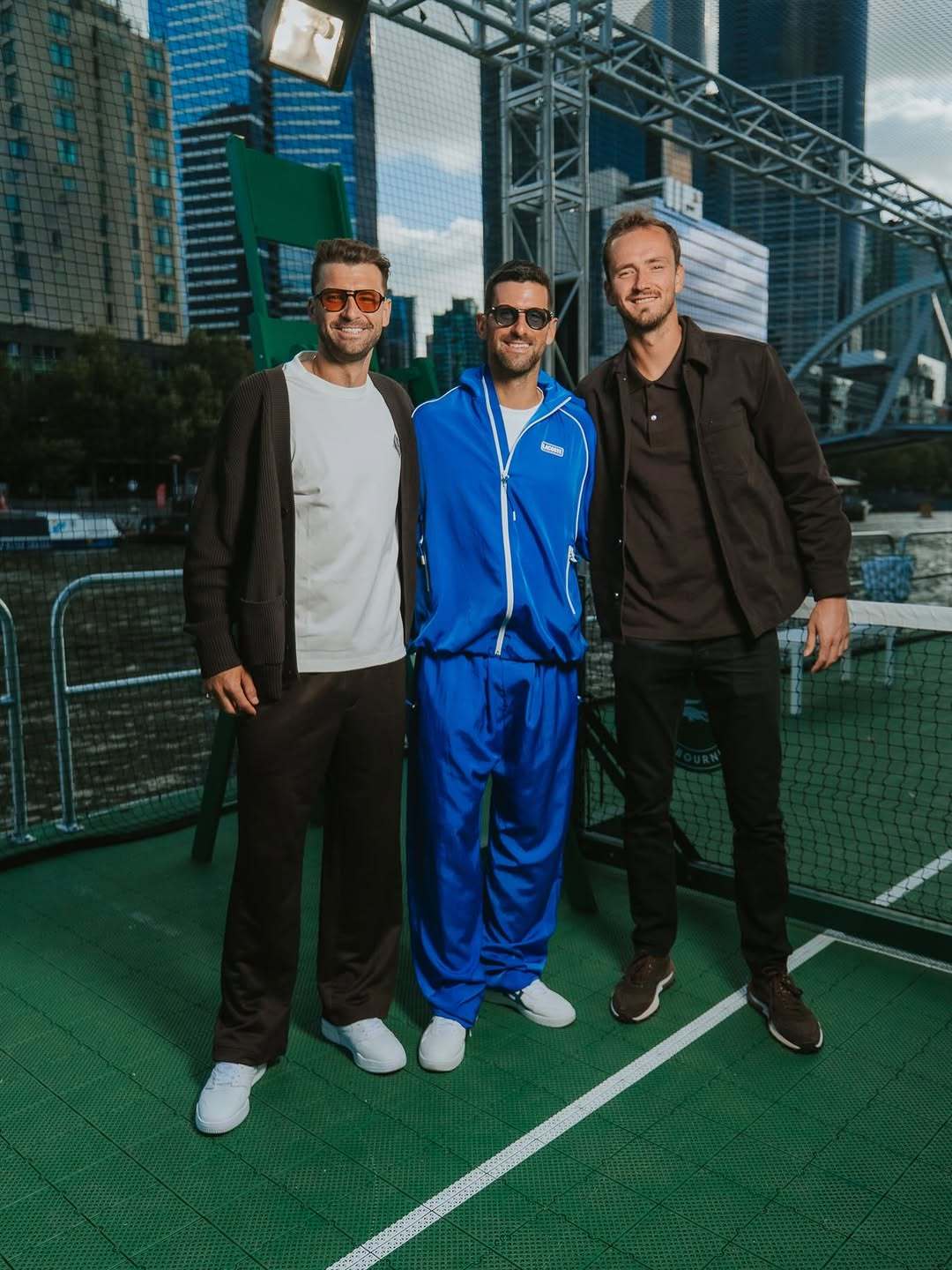 觉得中间这个穿蓝色校服的老高中生最帅