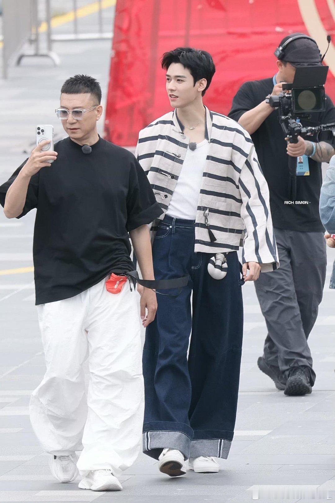 原来腰上挂的不是个小包包是个小船锚呀地球超新鲜｜龚俊 ​​​