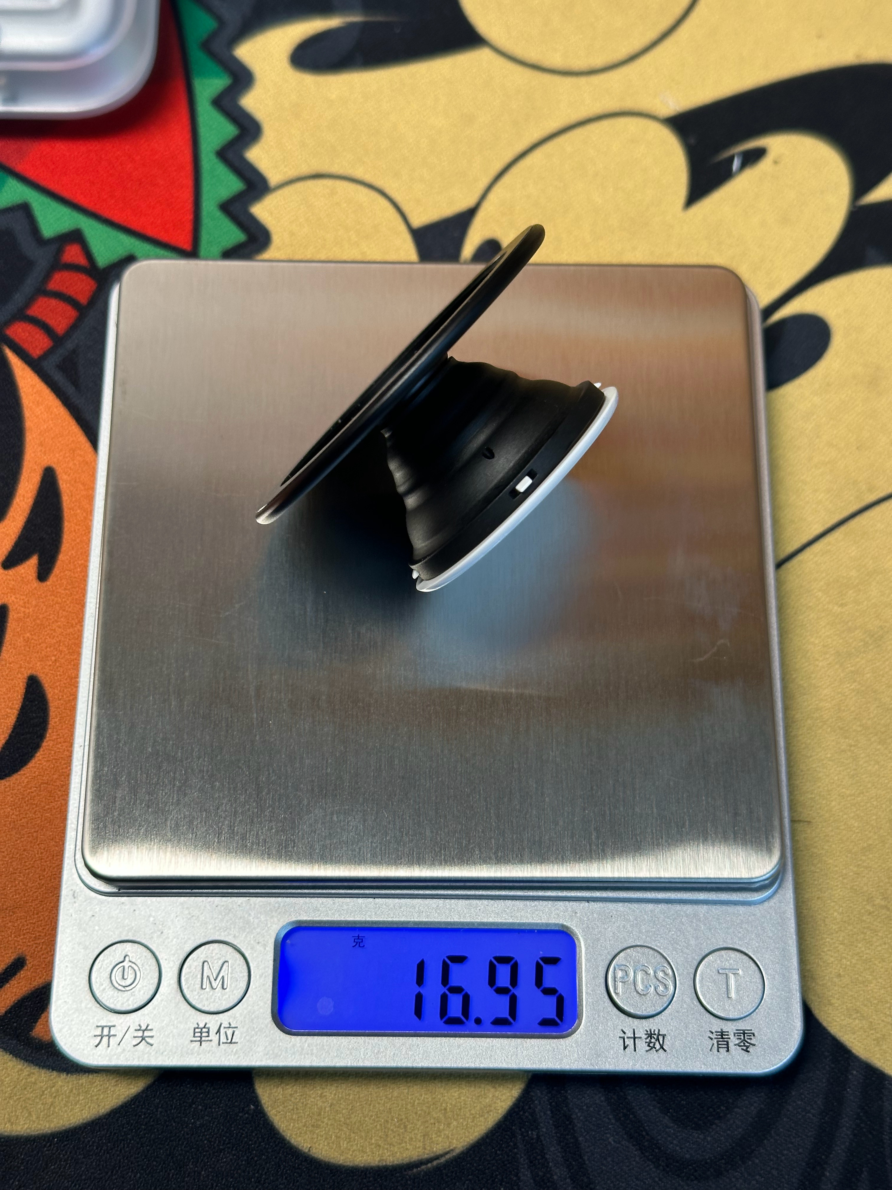 超越我们的，还得是我们自己比之前轻了差不多2克。这意味着什么，老款19克的重量他